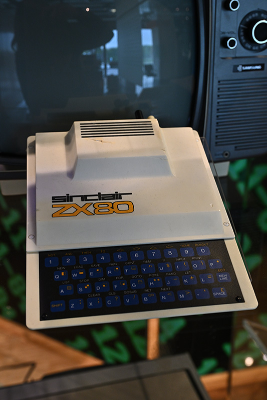 Ein Sinclair ZX81 war mein erster eigener Computer...der hatte sagenhafte 2 Kilobyte RAM und auch so eine fiese Folientastatur...